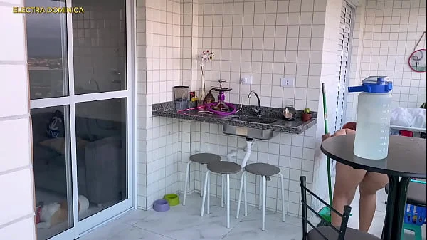 Contratei essa empregada e ela veio com esse shorts para me provocar, ela é muito safada, fico louco de tesão nessa bunda