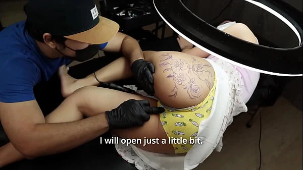 Big Ass girl while tattoo ,feeling horny and seduce the artist