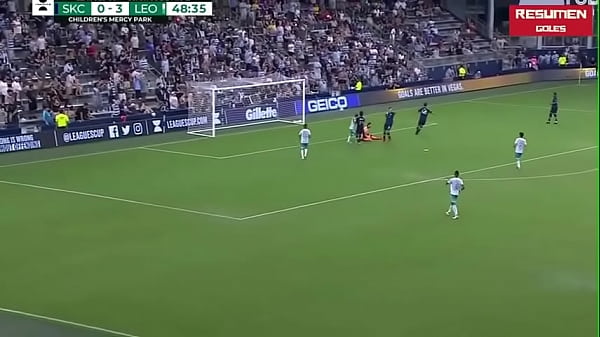 Petite gringa gets fucked by green bellies